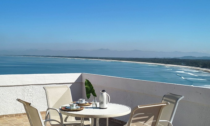 Barra de Guaratiba Casa | House with beautiful sea view, 5 minutes from the beach and trails of Barra de Guaratiba