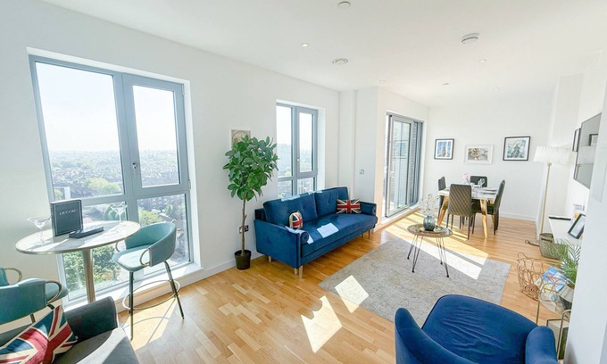 St. Mary's Park Apartamento | Chic 3-BR penthouse with 3-Pvt. Balcony Battersea