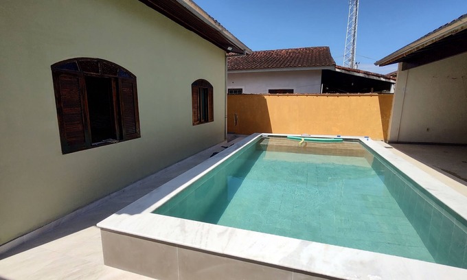 Praia da Enseada Casa | Joyful house with pool near the beach