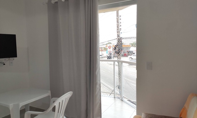 Praia da Armacao do Itapocoroi Apartamento | Ajuste completo con cocina en la hermosa playa central de Armação (ap 02)