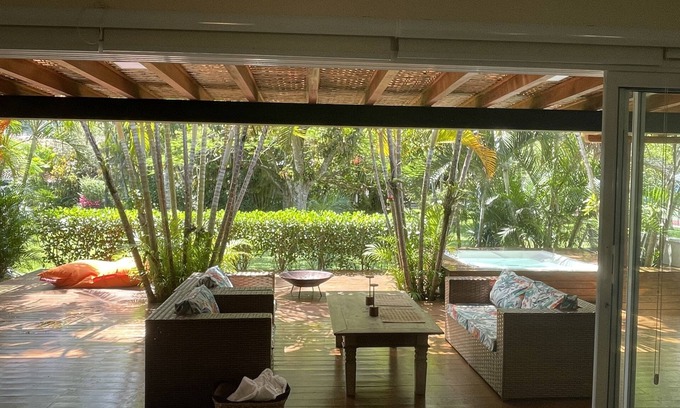 Guaeca Casa | Casa no Gramado, Acesso Privado a Praia com Jacuzzi e Lareira Externa