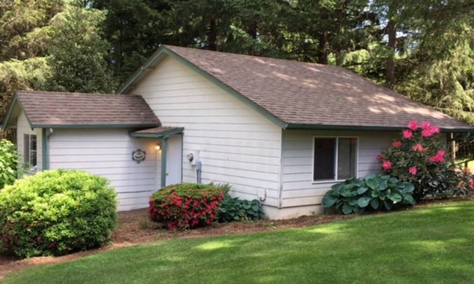 Alvadore Cabaña | Bracken Hill Guest House - Quiet country retreat near Eugene and wineries