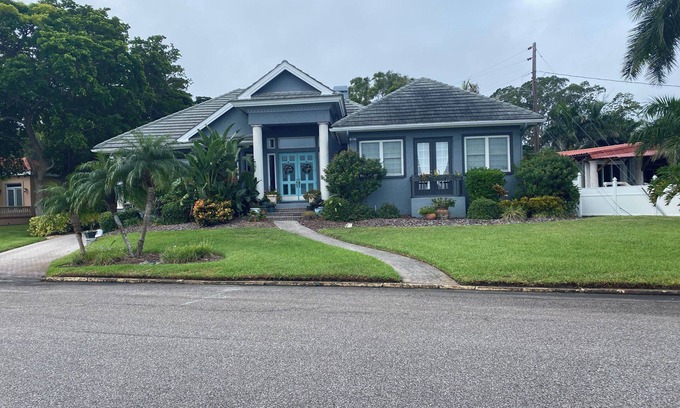 Bradenton Casa | Bradenton luxury waterfront 3-bedroom 3-bath home minutes from beaches.