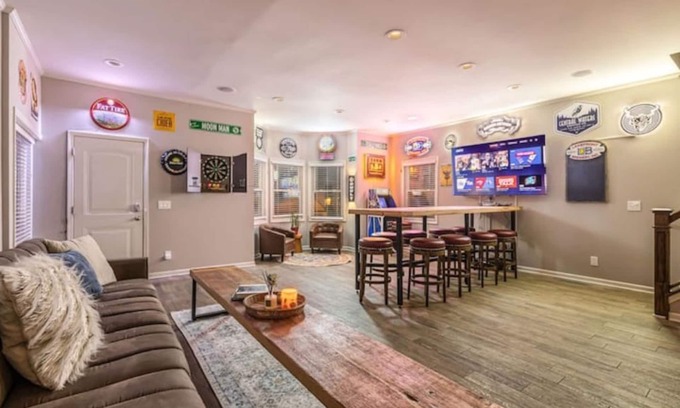 Lower East Side Casa | Brady St. Retreat - Where Families & Groups Gather