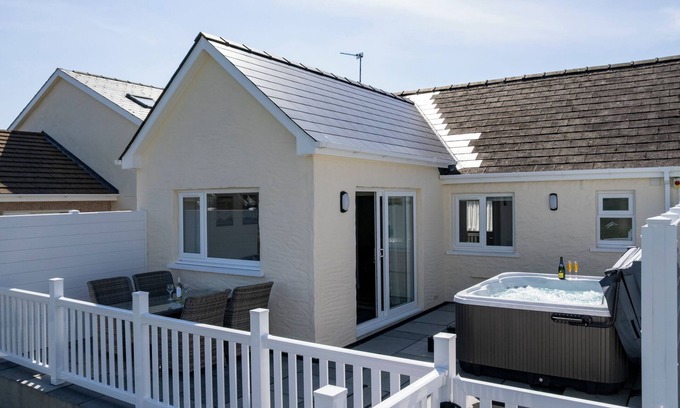 Begelly Cabaña | Bramble Cottage - Dog Friendly Cottage, Hot Tub