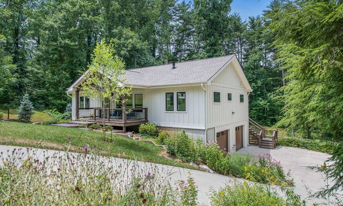 Asheville Casa | Brand New - 10 Min to Downtown. Luxury high-end finishes. Private Hot Tub & Arcade