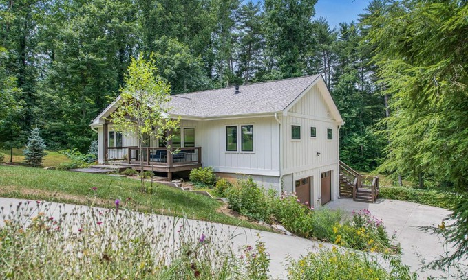Asheville Casa | BRAND NEW 10 Min to Downtown and Private HOT TUB and Arcade