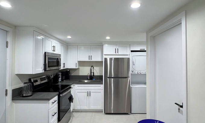 Winnetka Casa | Brand New 1BR Home Perfect location
