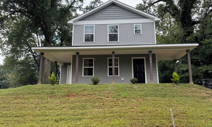Winston - Salem Casa | Brand New 3-bedroom house with WiFi, WFU events and Furniture Market ready!