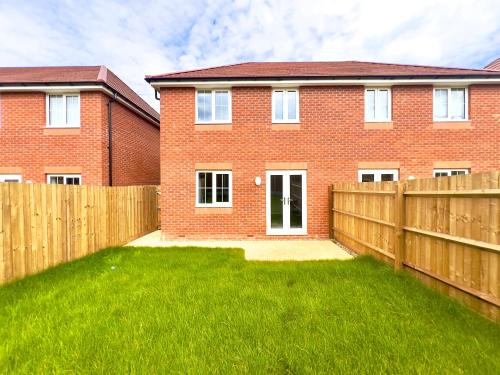 West Bromwich Apartamento | Brand New 3 BEDROOM HOUSE WITH GARDEN AND FREE PARKING