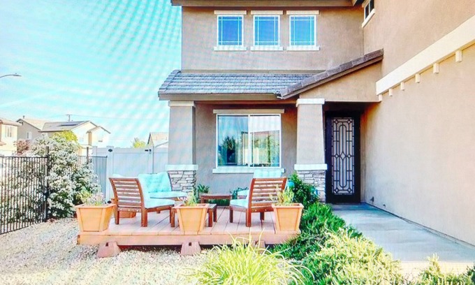 Hesperia Casa | Brand New 4bedroom pool/ spa house with game room and/play ground