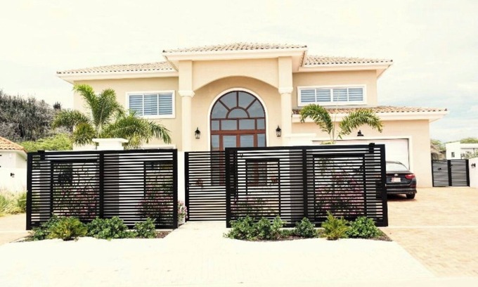 Washington Casa | Brand new 5,000 sq ft 4-bedroom house with WiFi and AC in gorgeous Noord