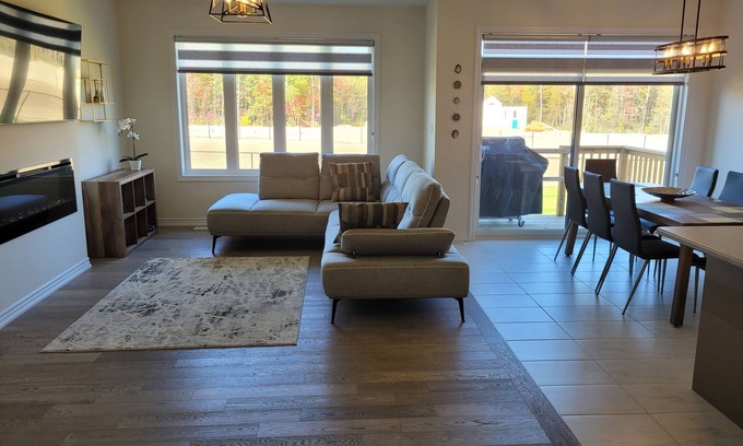 Wasaga Beach Casa | Brand new 5 BR bungalow, 15 minutes to the beach, ski hills, casino, hiking!