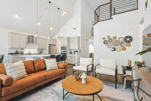 Irving Casa | Brand New 5BD 4BA Luxury Vacation Home w Hot Tub