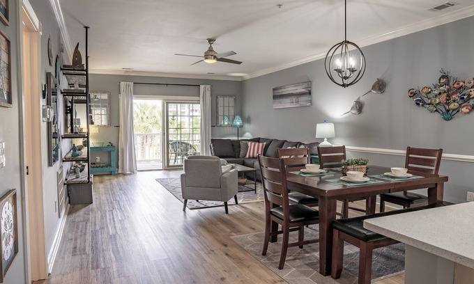 Central Myrtle Beach Condominio | Brand new amazing family/golfer retreat with lake & pool view & Elevator