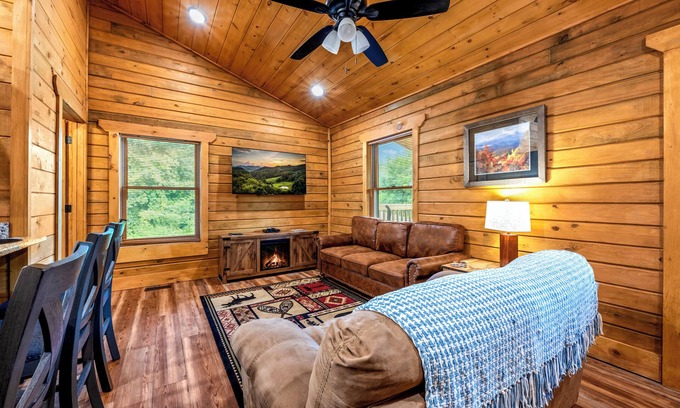 Gatlinburg Cabina | Brand New! Book NOW and receive tickets to Dollywood, Anakeesta and many more