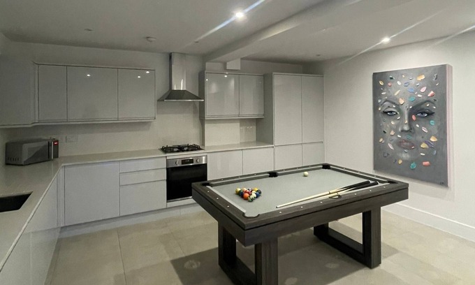 Redbridge Casa | Brand new build - 4 bed stunner - EV Charge point - Pool Table