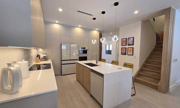 Croissant Park Casa | Brand new Built 4-bedroom pool house with fitness room, Heart of Fort Lauderdale