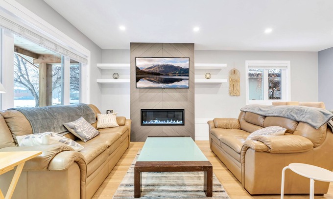 Southeast Calgary Casa | Brand New Comfy Inner City Oasis