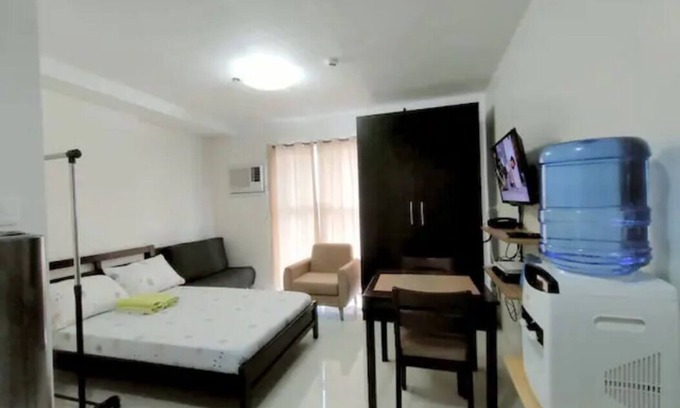 Mandaue Apartamento | Nuevo condominio (totalmente amueblado) con WIFI rápido y TV por cable