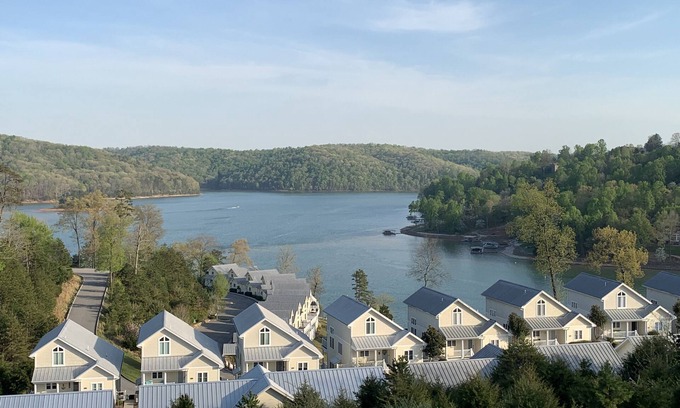 La Follette Condominio | Brand new condo on Norris Lake