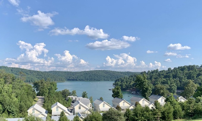 La Follette Condominio | Brand new condo with gorgeous lake views