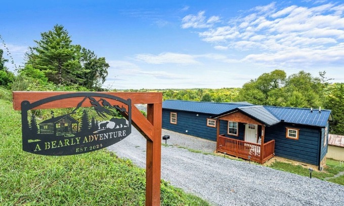 Sevierville Cabina | BRAND NEW!! Cozy 2-bedroom Tiny Cabin with no steep roads