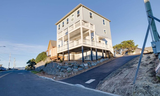 Lincoln City Casa | Brand New Custom Construction | Ocean Views | Hot Tub | Arcade | Sleeps 20