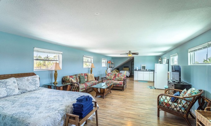 St. George Island Apartamento | Brand New! Downtown Loft, Central Location Walking Distance to Beach and Bay!