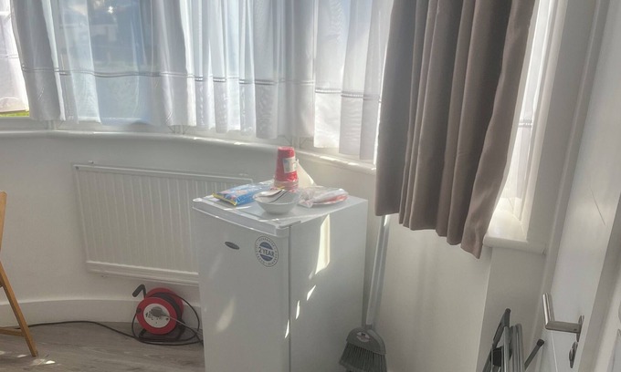 South Harrow Apartamento | Brand New Double bed Studio Flat With Shared Kitchen