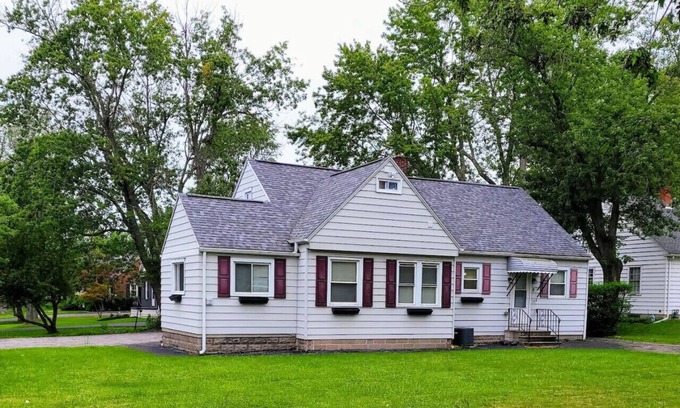 West Seneca Casa | Brand new furniture with parking