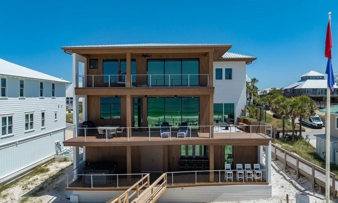 Gulf Trace Casa | BRAND NEW Gulf Front~"Da Beach"~Hot Tub, Beach Gear, Chairs & Umbrellas Incl