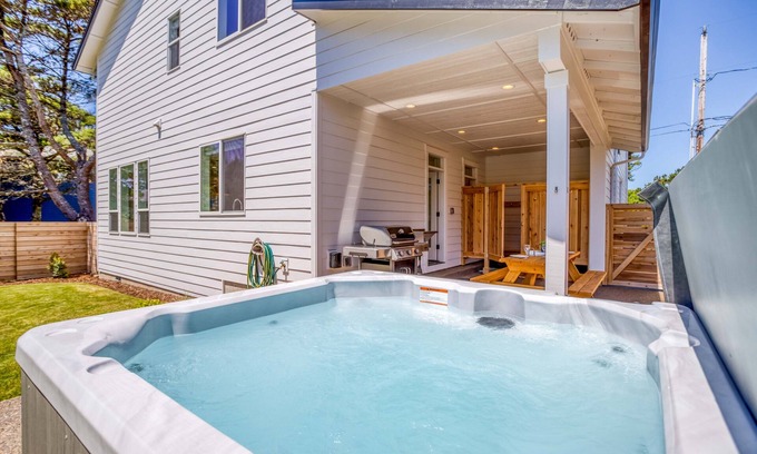 Lincoln City Casa | Brand New Home: 3 King Bedrooms, Kids Bonus and Bunk Room, Hot Tub, Near Beach!