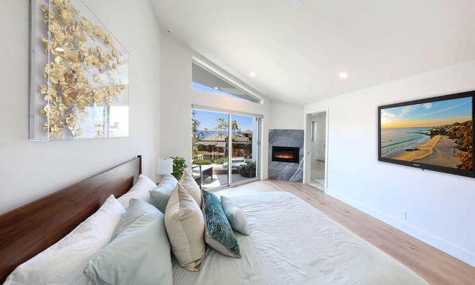 Corona del Mar Casa | Brand New Home w/ underground garage, elevator, fast WiFi, AC - 7 min to beach!