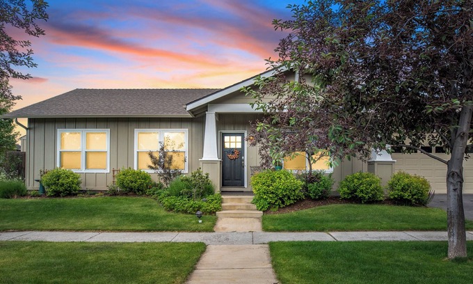 Old Farm District Casa | Brand New Hot Tub ~ Lovely Bend home ~ Fire pit ~ Dog Friendly ~ AC