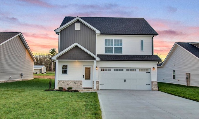 Burns Casa | Brand New House 45 min to Nashville in Peaceful Burns TN