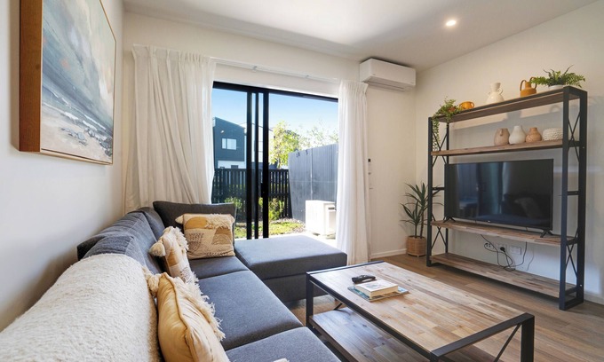 Auckland Casa | Brand New House by Botany - Parking