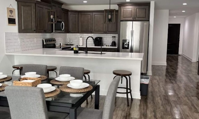 Temple Crest Casa | Brand new house Walking distance to Busch Gardens