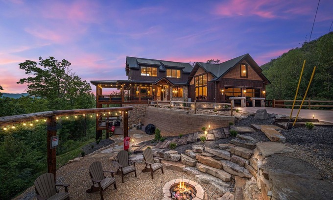 Gatlinburg - Pigeon Forge Cabina | Brand new INSANE cabin just built - You won't believe the amenities.
