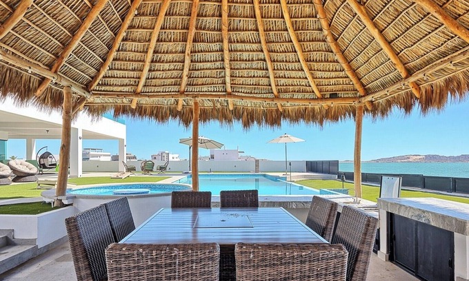 La Choya Casa | Brand New, Islas del Mar, Palacio de Sriracha