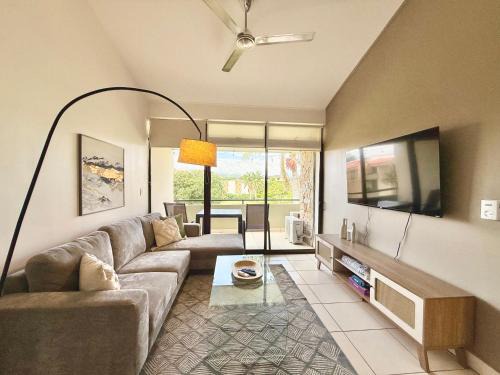 Santa Ana Apartamento | Brand New lake view Penthouse with office space