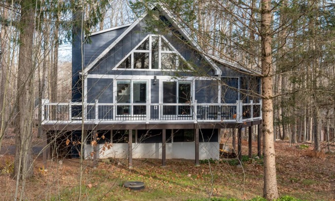Locust Lake Village Cabina | Brand new Lakehouse short walk to lake