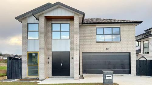 Flat Bush Casa | Brand-New Large house Castlebane Drive
