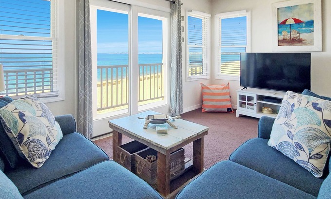 North Truro Condominio | BRAND NEW LISTING! 2BD Waterfront Condo--A/C, Balcony, Water Views & Amazing Sunsets, Direct Beach Access