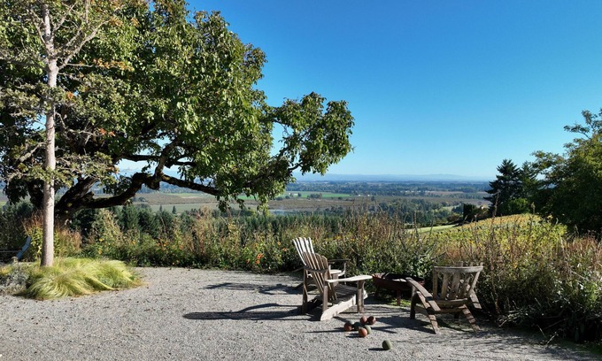 Dayton Cabaña | Brand new lodging, perched high atop the Dundee Hills @ White Walnut Estate!