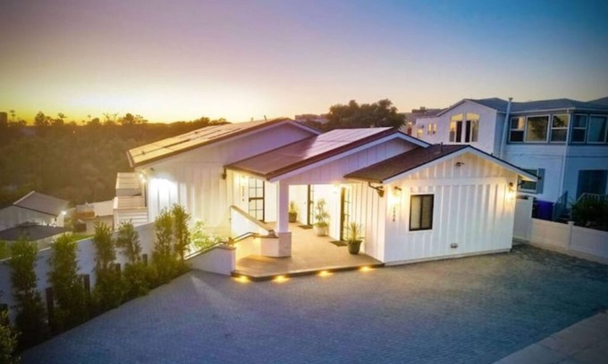 College West Casa | Brand New Luxurious 5-Bedroom House