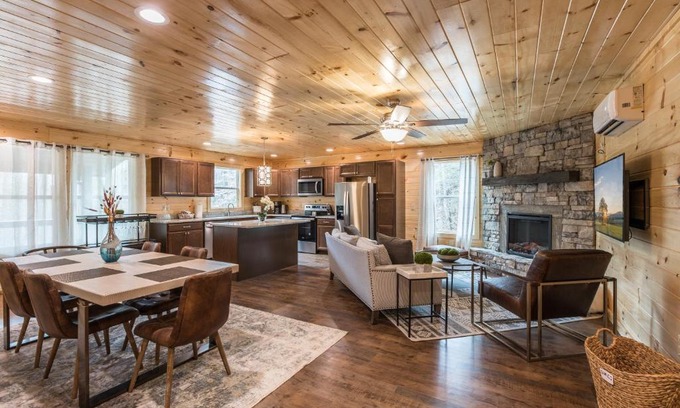 Gatlinburg - Pigeon Forge Casa | Brand New Luxury Cabin-Private Appalachian Retreat