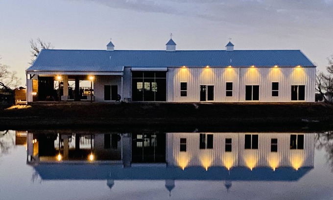 Lake Jackson Casa | BRAND NEW Luxury Country Escape- 10 Acres with pond, creek, and minutes to beach