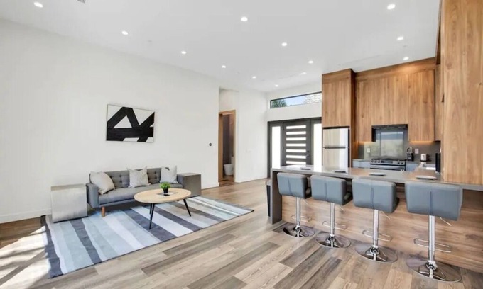 Glendale Casa | Brand New Luxury Guest Home Near Burbank Studios