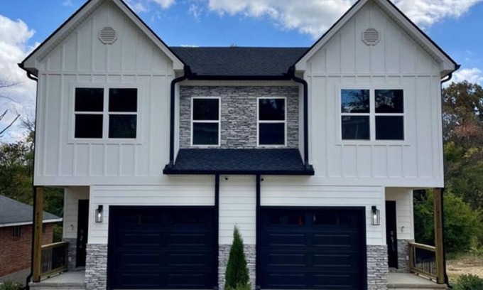 St. Elmo Improvement League Casa | Brand New Luxury Modern Home Downtown. Pet Friendly, Fenced Yard Fire Pit